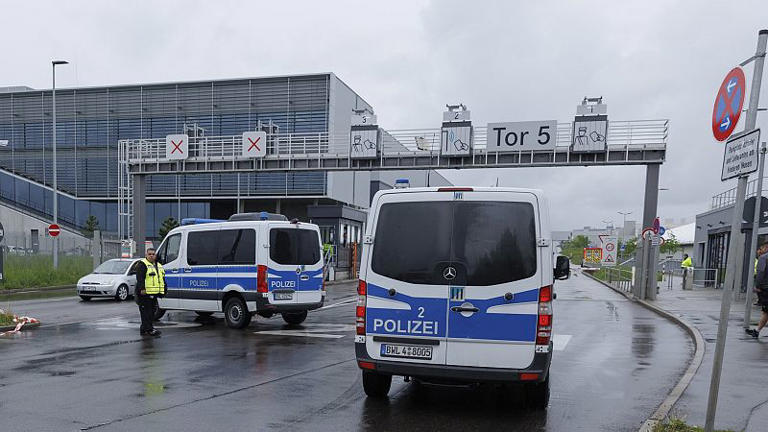 Lövöldözés a Mercedes németországi gyárában, ketten meghaltak