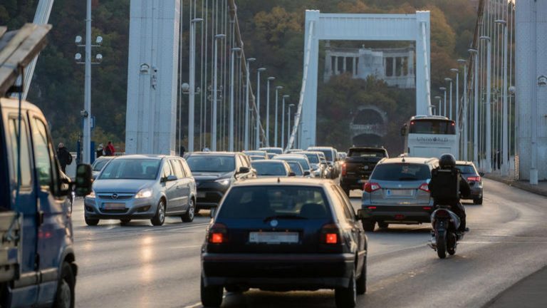 Szigoríthatják az idősek jogosítványhosszabbításának feltételeit