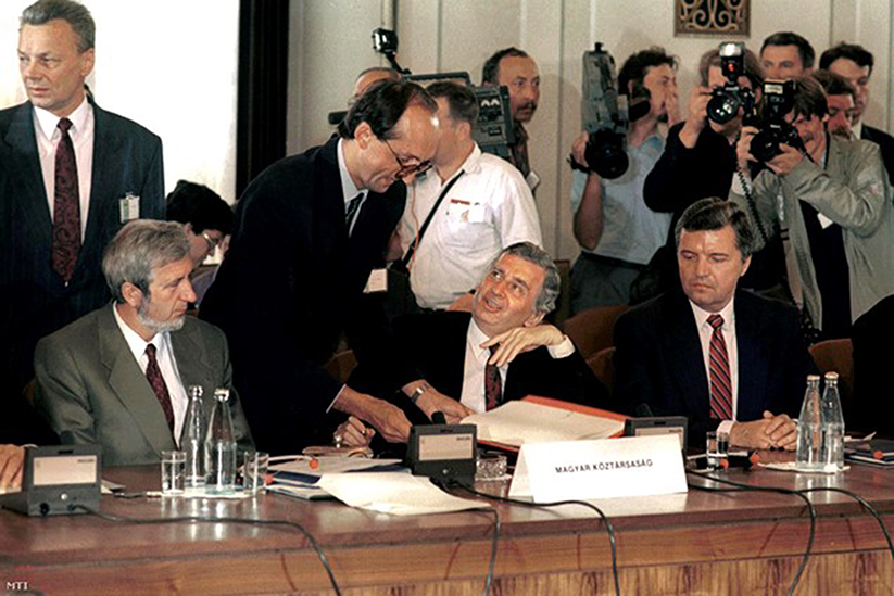 Antall József 1991-ben aláírja a Varsói Szerződés felmondásáról szóló egyezményt