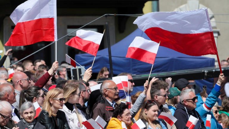 Elege lett az EU-ból a lengyel főszerkesztőnek – népszavazást követel a migránskvótáról!