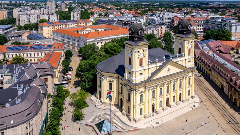 Letörték a debreceni nagytemplom tornyának díszét