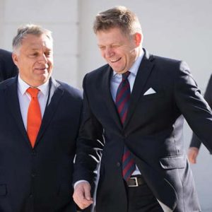 A magyargyűlölőnek megismert Robert Fico Orbán Viktor szövetségeseként térhet vissza a politikába