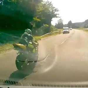 Videón a gödöllői motoros életveszélyes manővere