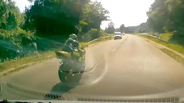 Videón a gödöllői motoros életveszélyes manővere