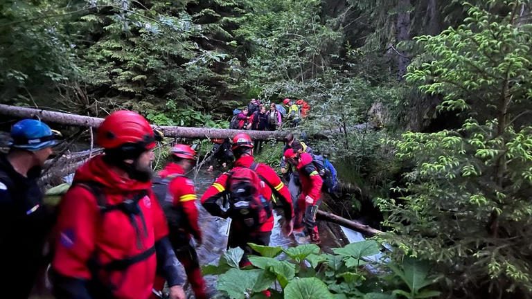 Szakadékból mentettek ki egy magyar turistacsoportot Erdélyben