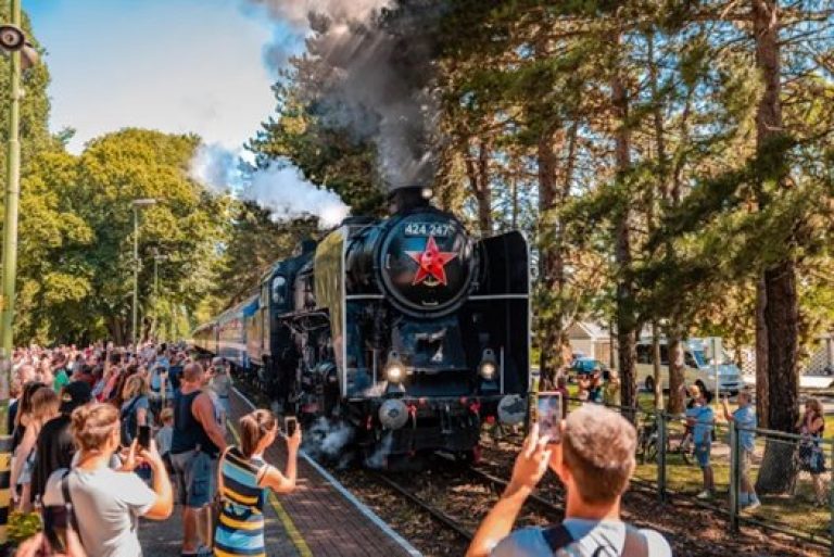 Retró hétvégét tart a MÁV a Balatonnál – érkeznek a járműkülönlegességek