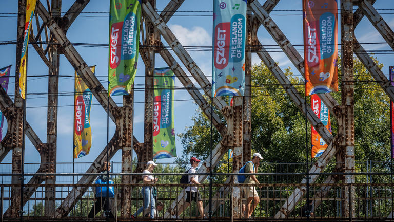 Azonos neműek csókolóztak a Sziget reklámjában, fogyasztóvédelmi vizsgálat indult