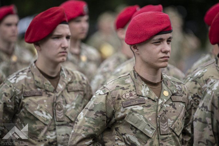 Emelt összegű ösztöndíjat kapnak a honvéd kadétok