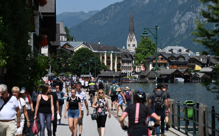 Megfulladnak a turisták tömegeitől Hallstatt lakói