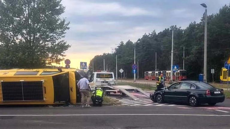 Percekkel korábban még előtte volt, majd a kamerás autó elé hajtott egy furgon