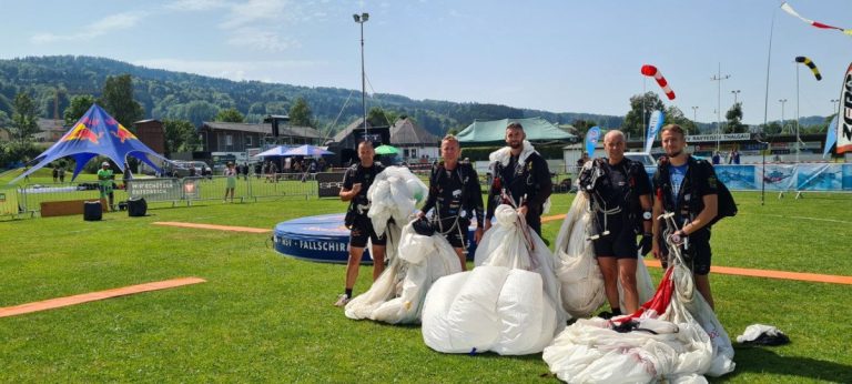 Újabb sikerek az ejtőernyős célbaugró világkupáról