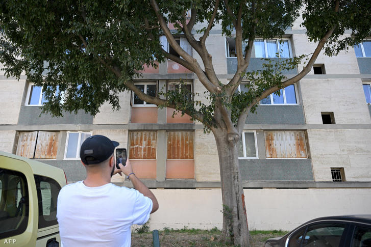 Bandaháború áldozata lett a francia nő, akit ablakán keresztül talált el egy lövedék