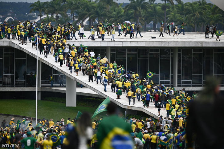 Egyre jobban szorul a hurok Jair Bolsonaro nyaka körül