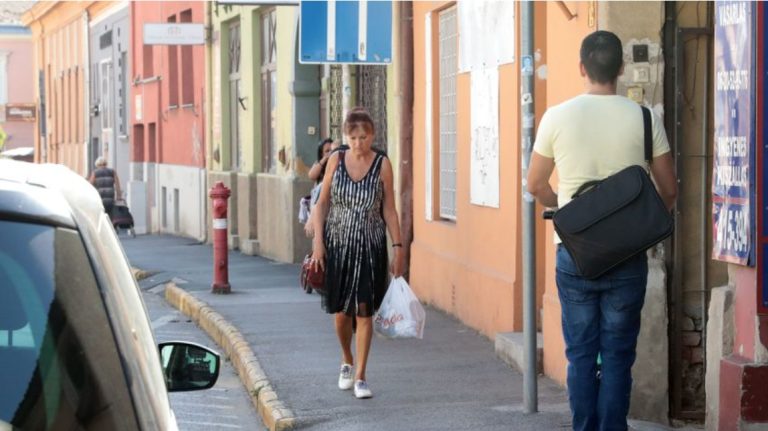 Fülhallgató helyett célszerűbb lenne bukósisakot viselniük a rollerezőknek – írja olvasónk