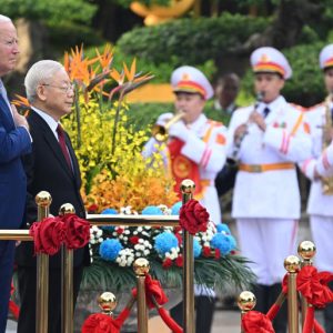 Joe Biden elment Vietnamba