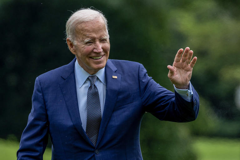 Joe Biden tudja, hogy sokan aggódnak a kora miatt, de Trump miatt újraindul