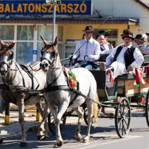 Szüreti felvonulással köszöntötték az őszt Balatonszárszón