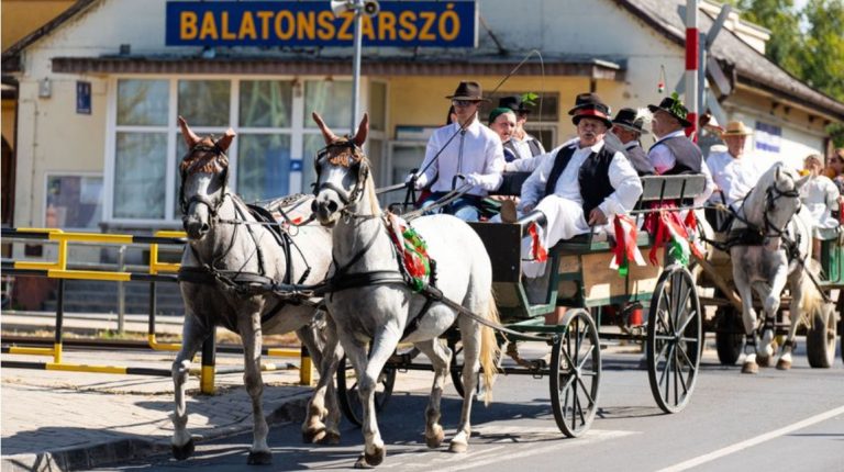 Szüreti felvonulással köszöntötték az őszt Balatonszárszón