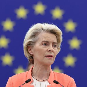 Von der Leyen páros lábbal beleszállt a kínai elektromos autókba