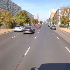 A legnagyobb nyugalomban sétált át az úton egy idős nő, egy száguldó BMW majdnem elgázolta