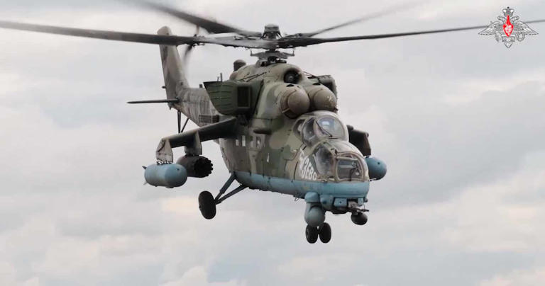 A videó azt mutatja be, hogyan támadják az Mi-35M helikopterek az ukrán ellenállási erőket