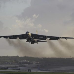 Az Egyesült Államok B–52-es stratégiai bombázót küld Dél-Koreába