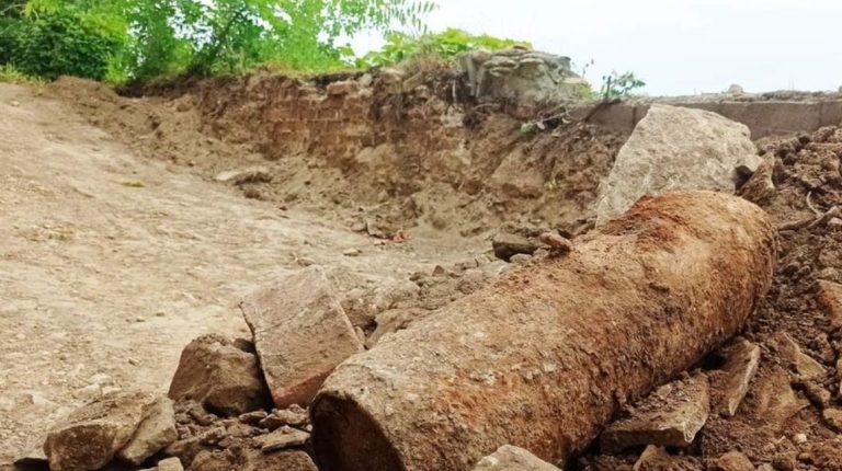 Bomba hever a réten napok óta, Pécs határában