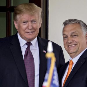 Donald Trump akkorát bókolt Orbán Viktornak, mint még senki