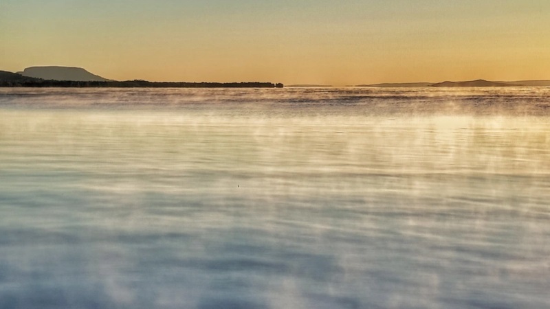 Gőzölgött reggel a Balaton