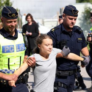 Megint ellenszegült a rendőröknek, megint pénzbírságot kapott Greta Thunberg