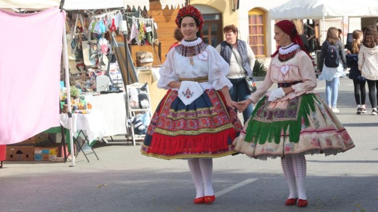 Mindenki húzzon tánccipőt, mert a lábaknak itt nem lesz kegyelem