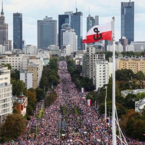 Százezrek tüntettek a kormány ellen Lengyelországban