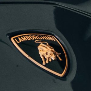 Videón, ahogy diákok tolnak le az útról egy Lamborghinit Szegeden