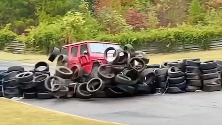 Fákat és gumibálákat döntöttek ki egy Mercedes G-osztállyal