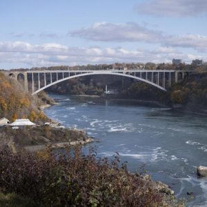 Felrobbant egy autó a Niagara felett, ketten meghaltak