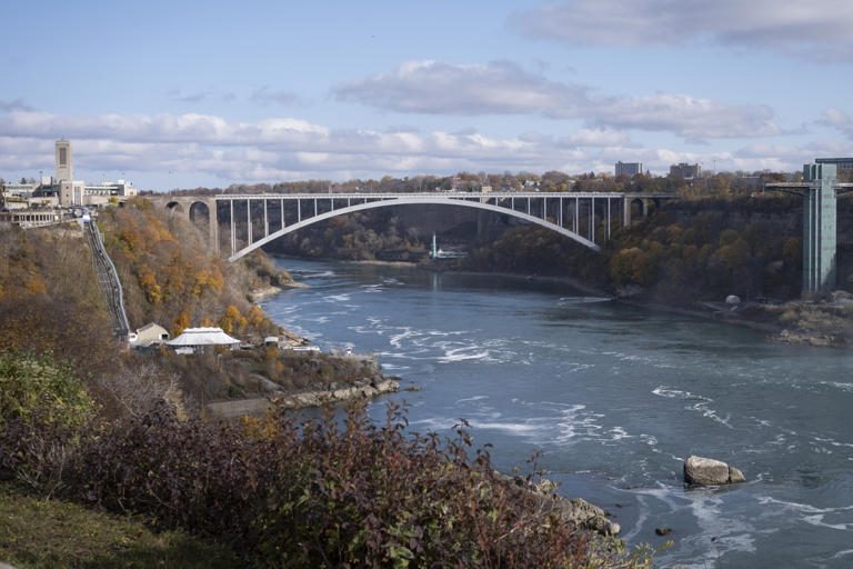 Felrobbant egy autó a Niagara felett, ketten meghaltak