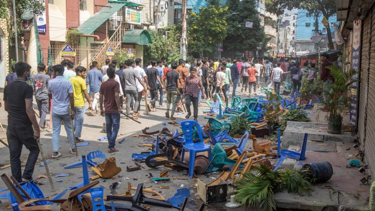 Könnygázt vetettek be a tüntető textilipari munkások ellen Bangladesben, ketten meghaltak