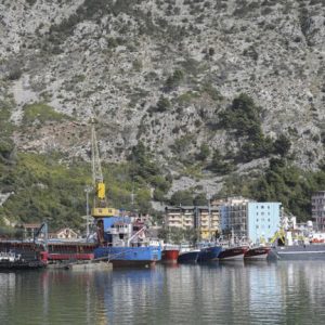 Nem örülnek az albániai Shengjin lakói a tervezett menekültközpontnak