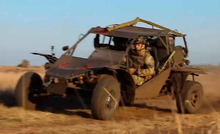 Oroszország közzétesz egy videót, amelyen egy Mad Max stílusú buggy lő páncéltörő rakétát ukrán páncélozott járművekre