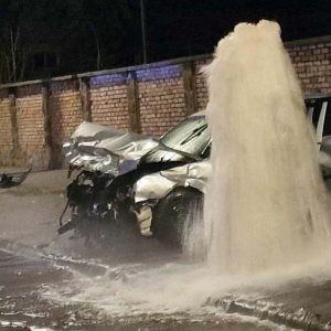 Több méter magasan tört fel a víz a Hungária körúton, miután egy autó kiütött egy tűzcsapot