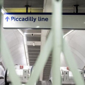 A többi utas szeme láttára erőszakolt meg egy nőt a metrón egy londoni férfi