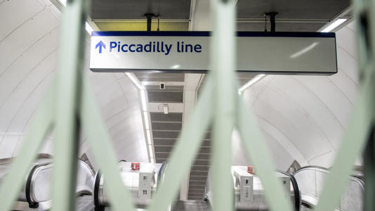 A többi utas szeme láttára erőszakolt meg egy nőt a metrón egy londoni férfi