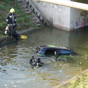 Daruval és búvárokkal szedték ki a patakba csúszott autót a III. kerületben