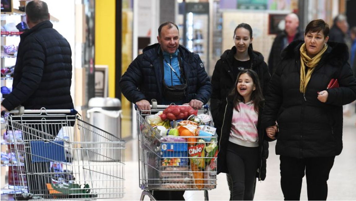 Nagy a tömeg, de a vevő kevés a somogyi áruházakban