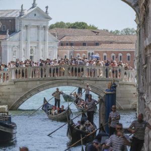 Szelfizés miatt borult a vízbe egy turistákkal teli gondola Velencében