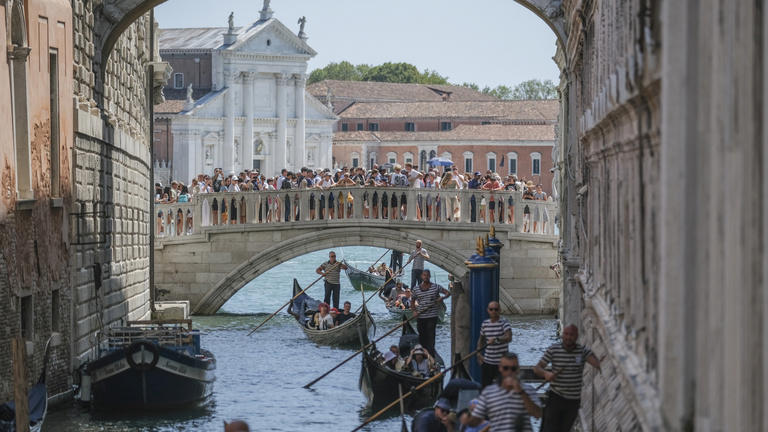 Szelfizés miatt borult a vízbe egy turistákkal teli gondola Velencében