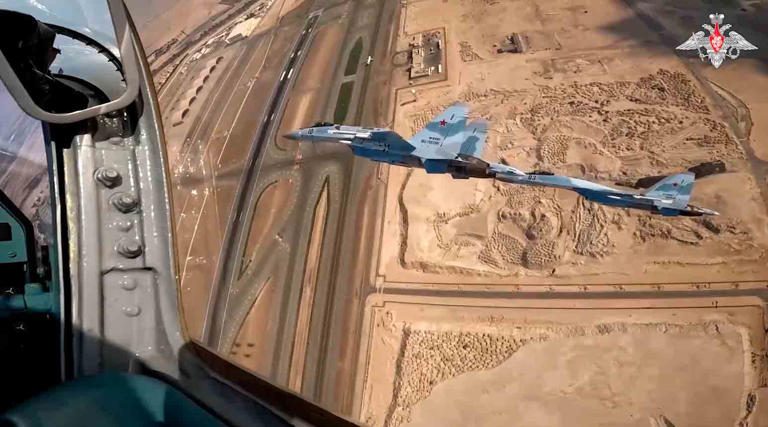 Videó mutatja, hogyan kíséri az Su-35S vadászgépek Putyin elnöki repülőgépét