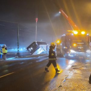 Busz borult a sínekre, nem jár a H6-os HÉV egy szakaszon