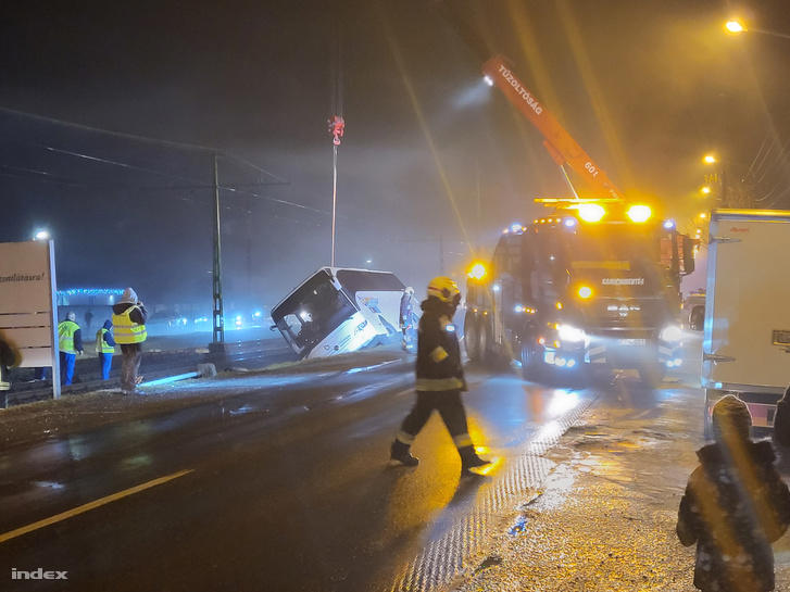 Busz borult a sínekre, nem jár a H6-os HÉV egy szakaszon