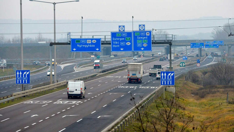 Egy sofőr a torlódást, egy másik a lehajtót nézte el az M1-esen, mindkettőből baleset lett